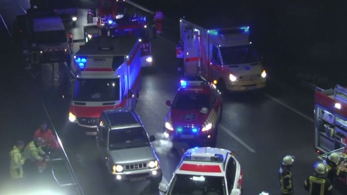 Auf der A33: Lkw fährt mit Kran gegen Brücke