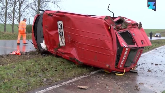 Helfer in Not: Feuerwehrauto verunfallt