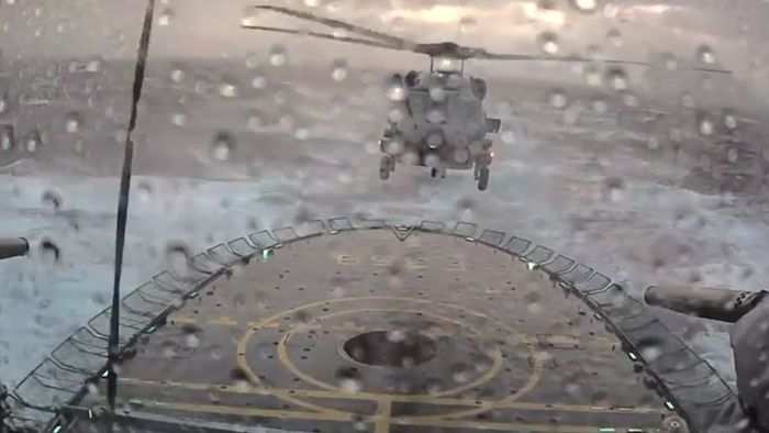 Sturmreif: Marine-Hubschrauber landet mitten im Sturm