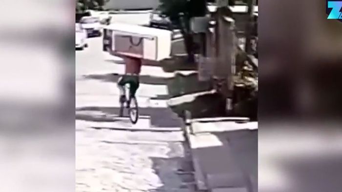 Wow: Mann transportiert Kühlschrank auf Fahrrad