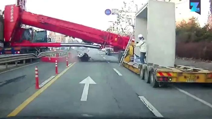 Flachgelegt: Kran fällt mitten auf die Hauptstraße