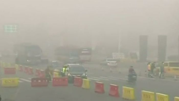 Alarmstufe Rot! Dichte Smog-Glocke über Peking Alarmstufe Rot! Dichte Smog-Glocke über Peking