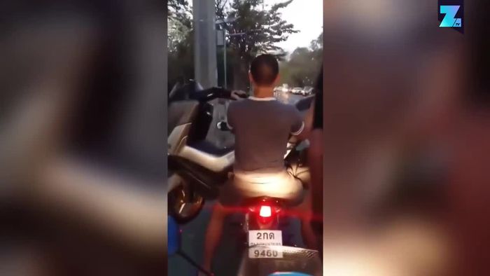 Verrückter Transport: Mann befördert Roller mit Roller