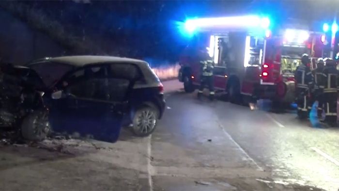 Mit 100 gegen die Wand: Junger Fahrer stirbt bei Crash