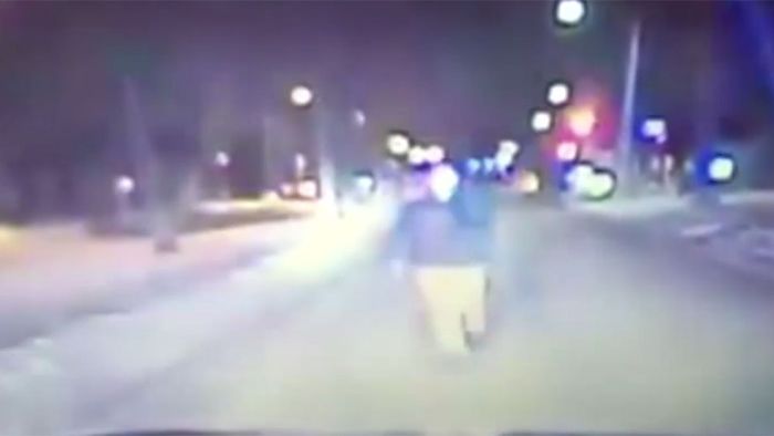 Völlig durchgedreht: Mann springt auf Polizeiauto!