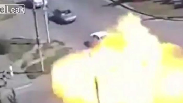 Riesieger Feuerball! Autotank explodiert nach Unfall