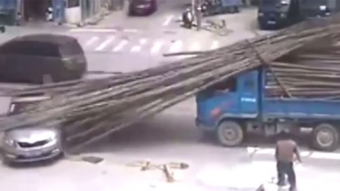 Glück im Unglück: Bambusstämme spießen Auto auf