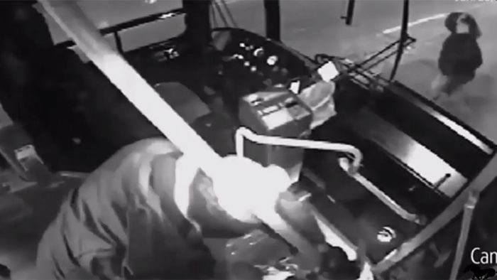 Zivilcourage: Mann mit Krückstock rettet Busfahrerin