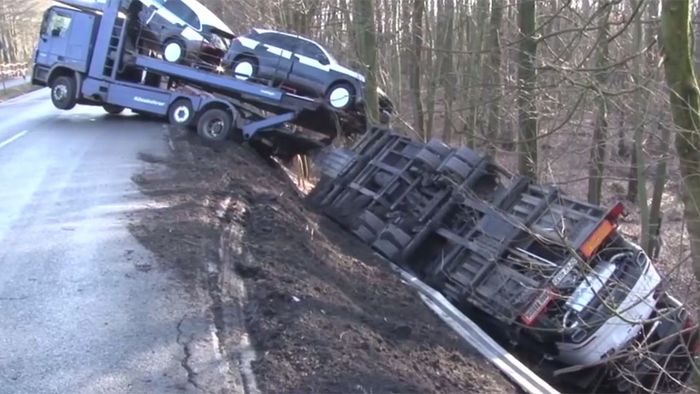 Porsche-Grab(en): Transporter versenkt 6 Luxus-Autos