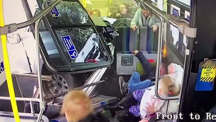 Horror-Unfall! Pick-up rast in Bus