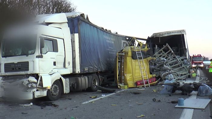 Immenser LKW-Crash! Führerhaus komplett abgerissen
