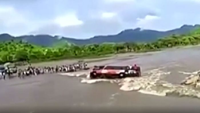 Reißender Fluss: Reisebus kippt in die Fluten