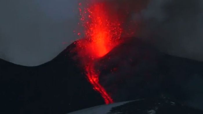 Beeindruckendes Naturschauspiel: Ätna spuckt Lava