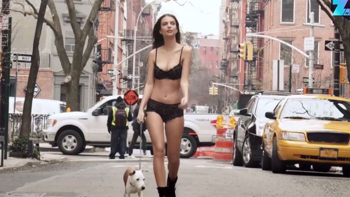 Sexy Spot: Emily Ratajkowski geht in Unterwäsche Gassi