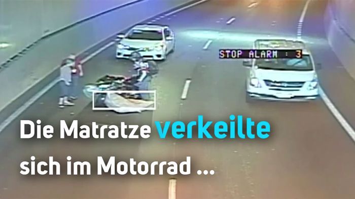 Schreckmoment: Motorrad kollidiert mit Matratze