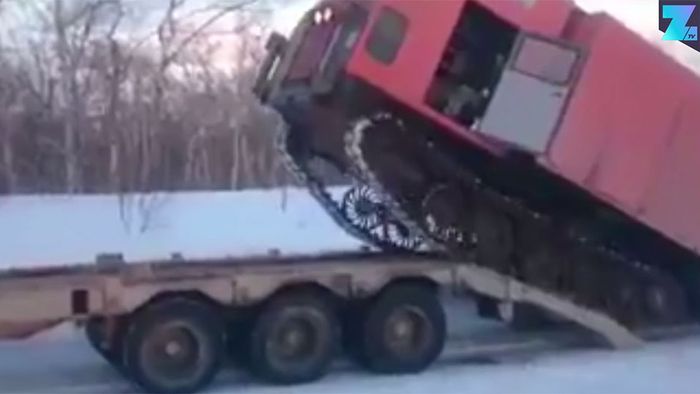 Dumm gelaufen: Wohnwagen-Panzer stürzt von Ladefläche