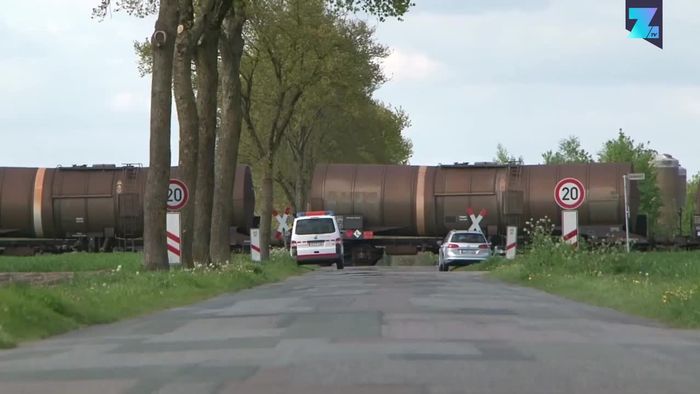 120 Meter mitgerissen: Tödlicher Unfall am Bahnübergang