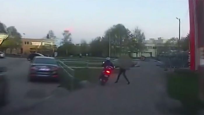 Handtasche vs Motorrad: Frau stoppt flüchtigen Dieb