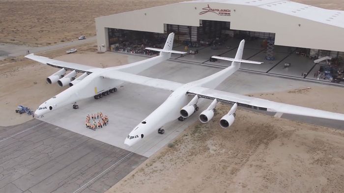 Gigantisch! Weltgrößtes Flugzeug rollt zum Start