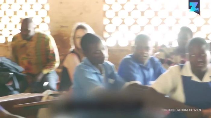 Bildungsauftrag: Rihanna gibt Matheunterricht in Malawi