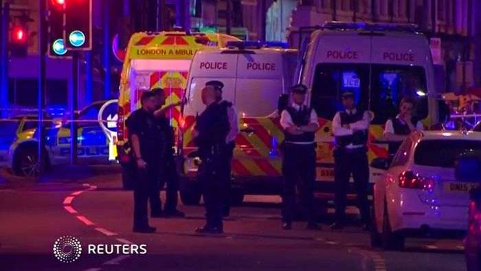 London: Kleintransporter rast vor Moschee in Menschenmenge