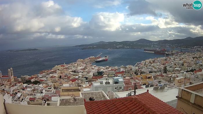 HD Live Webcam Panorama-Blick auf Ηermoupolis und dem Hafen von Syros