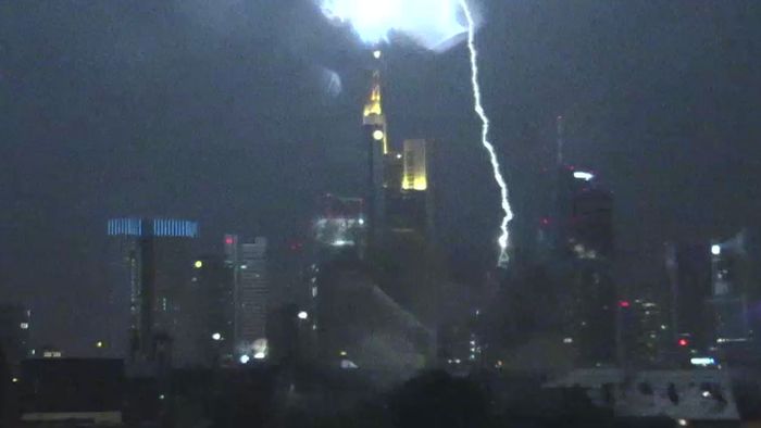 Blitze erhellen die Nacht in Frankfurt