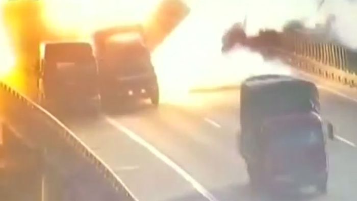 Explosion! Kapitaler Crash auf Autobahn