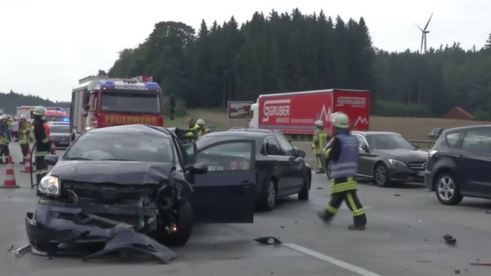 29 Fahrzeuge! Massencrash auf der A8