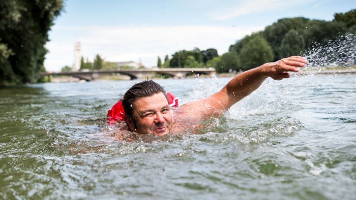 Bei Wind und Wetter: Münchner pendelt schwimmend zur Arbeit