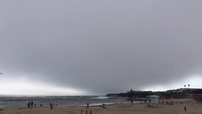 Monsterwolke trifft auf Strand in Kalifornien