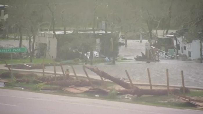 Hurrikan HARVEY schwächt sich ab, doch die Gefahr bleibt Hurrikan HARVEY schwächt sich ab, doch die Gefahr bleibt