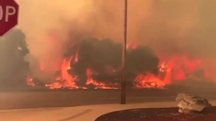 Heftiger Waldbrand in Kalifornien bedroht Wohnhäuser