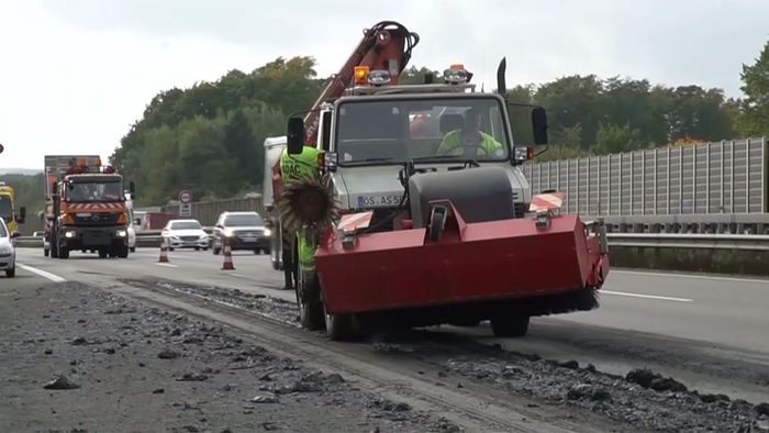 Muffiges Verkehrschaos auf A1: LKW verliert Klärschlamm