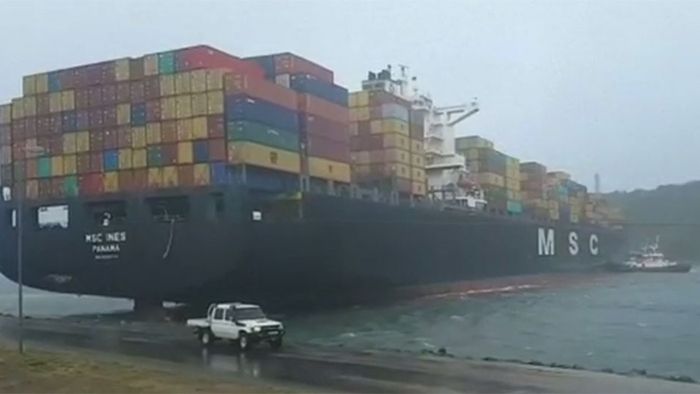 Im Sturm quer gestellt: Containerriese blockiert Hafeneinfahrt