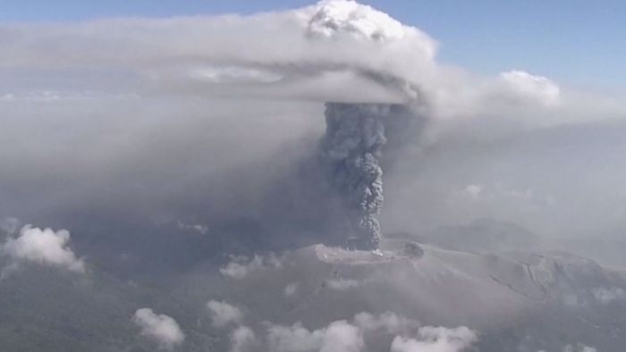 Große Sorge: Vulkan Shinmoedake spuckt bedrohliche Aschewolke