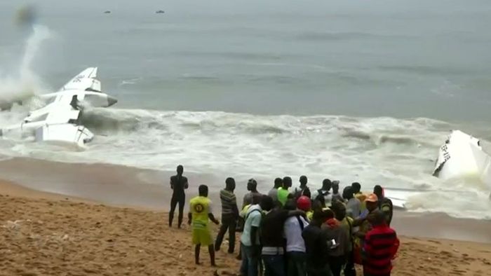 Flugzeug während Sturm ins Meer gestürzt - Mehrere Tote