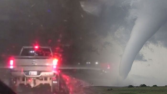 Gefahr hautnah: TV-Crew gerät mitten in Tornado