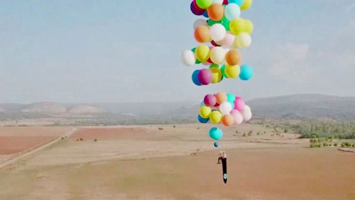 Und tschüss! Man hebt mit Luftballons ab!