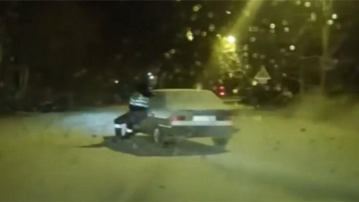 Betrunkener Autofahrer: Russischer Polizist stoppt ihn mit bloßen Händen Betrunkener Autofahrer: Russischer Polizist stoppt ihn mit bloßen Händen