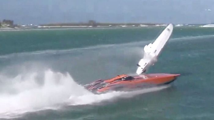 Horror-Kollision: Speedboot durch Luft geschleudert