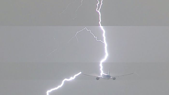 Schrecksekunde: Passagier-Flugzeug kurz nach Start vom Blitz getroffen