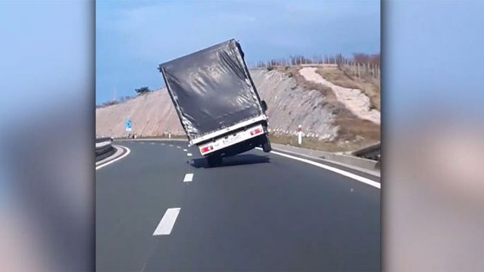 Gefährliche Seitenwinde: Lastwagen stürzt beinahe um