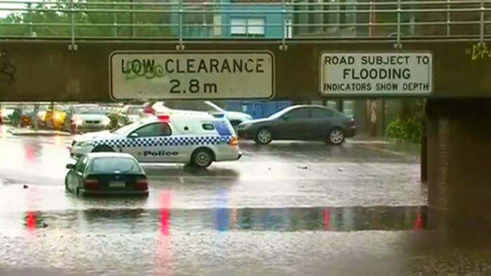 Regen setzt Straßen in Melbourne unter Wasser