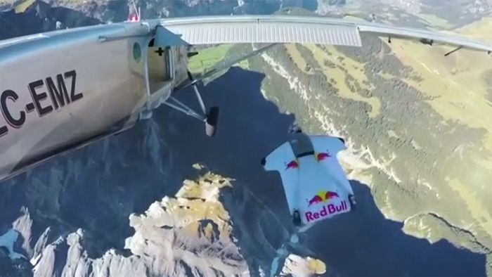 Wahnsinn! Wingsuit-Athleten landen in fliegendem Flugzeug Wahnsinn! Wingsuit-Athleten landen in fliegendem Flugzeug