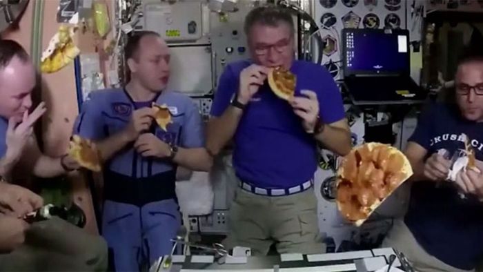 Astronauten feiern Pizza-Party im All