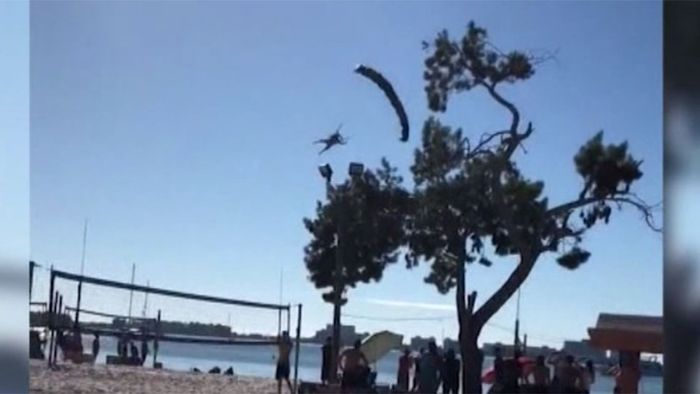 Beinbruch! Weihnachtsmann stürzt mit Fallschirm am Strand ab