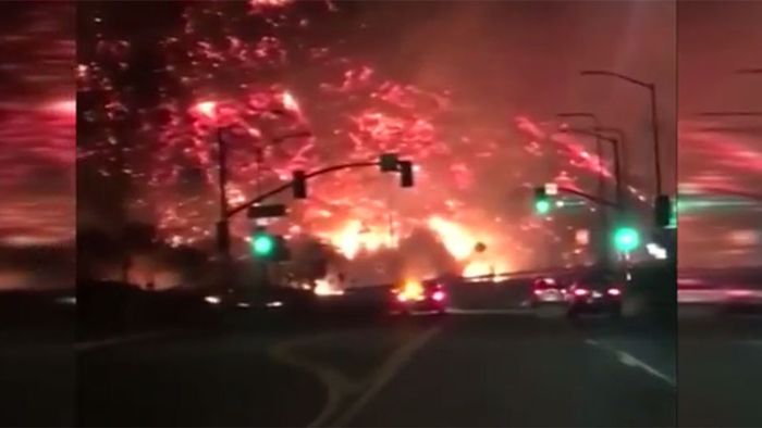 Apokalyptische Feuer-Szenen in Kalifornien