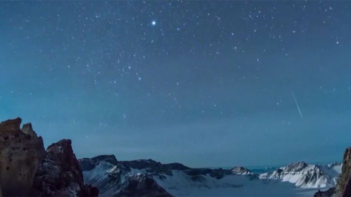 Spektakuläre Sternschnuppen: Geminidenschauer am Nachthimmel