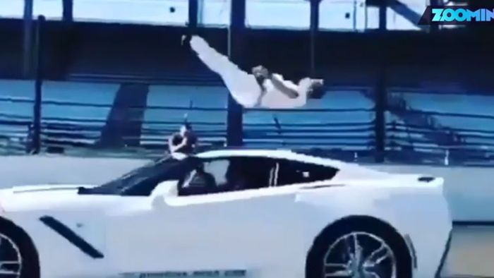 Krasser Stunt: Mann macht Salto über fahrendes Auto